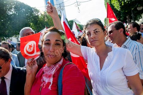 22 octobre 2012 : Plus de 3000 personnes se sont rassemblées lundi sans incident à l'avenue Habib Bourguiba de Tunis pour dénoncer les violences politiques et une dérive autoritaire du pouvoir dominé par les islamistes, quelques jours après la mort d'un opposant politique. A l'apel de la troika de l'oppostion Nidaa Tounes, Al Jomhouri et Al Massar, les slogans criés dénoncent l’extrémisme et la violence politique, synonymes de terrorisme et de dictature et appellent à la dissolution des comités de protection de la Révolution, responsables, selon eux, de l’assassinat de Lotfi Nagdh, coordinateur de Nida Tounes à Tataouine, le 18 octobre. D’ailleurs, un portrait du disparu est brandi par les manifestants.