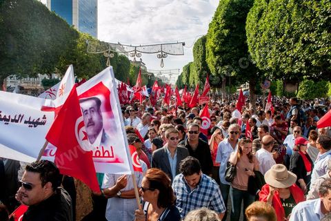 22 octobre 2012 : Plus de 3000 personnes se sont rassemblées lundi sans incident à l'avenue Habib Bourguiba de Tunis pour dénoncer les violences politiques et une dérive autoritaire du pouvoir dominé par les islamistes, quelques jours après la mort d'un opposant politique. A l'apel de la troika de l'oppostion Nidaa Tounes, Al Jomhouri et Al Massar, les slogans criés dénoncent l’extrémisme et la violence politique, synonymes de terrorisme et de dictature et appellent à la dissolution des comités de protection de la Révolution, responsables, selon eux, de l’assassinat de Lotfi Nagdh, coordinateur de Nida Tounes à Tataouine, le 18 octobre. D’ailleurs, un portrait du disparu est brandi par les manifestants.