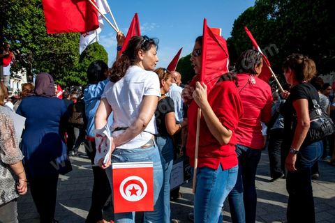 22 octobre 2012 : Plus de 3000 personnes se sont rassemblées lundi sans incident à l'avenue Habib Bourguiba de Tunis pour dénoncer les violences politiques et une dérive autoritaire du pouvoir dominé par les islamistes, quelques jours après la mort d'un opposant politique. A l'apel de la troika de l'oppostion Nidaa Tounes, Al Jomhouri et Al Massar, les slogans criés dénoncent l’extrémisme et la violence politique, synonymes de terrorisme et de dictature et appellent à la dissolution des comités de protection de la Révolution, responsables, selon eux, de l’assassinat de Lotfi Nagdh, coordinateur de Nida Tounes à Tataouine, le 18 octobre. D’ailleurs, un portrait du disparu est brandi par les manifestants.
