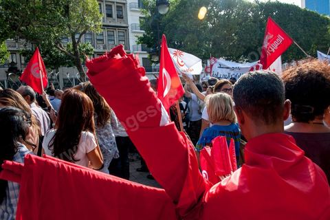 22 octobre 2012 : Plus de 3000 personnes se sont rassemblées lundi sans incident à l'avenue Habib Bourguiba de Tunis pour dénoncer les violences politiques et une dérive autoritaire du pouvoir dominé par les islamistes, quelques jours après la mort d'un opposant politique. A l'apel de la troika de l'oppostion Nidaa Tounes, Al Jomhouri et Al Massar, les slogans criés dénoncent l’extrémisme et la violence politique, synonymes de terrorisme et de dictature et appellent à la dissolution des comités de protection de la Révolution, responsables, selon eux, de l’assassinat de Lotfi Nagdh, coordinateur de Nida Tounes à Tataouine, le 18 octobre. D’ailleurs, un portrait du disparu est brandi par les manifestants.