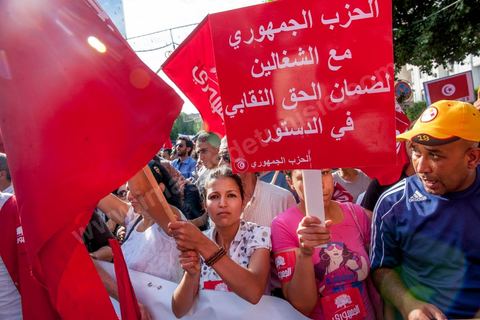 22 octobre 2012 : Plus de 3000 personnes se sont rassemblées lundi sans incident à l'avenue Habib Bourguiba de Tunis pour dénoncer les violences politiques et une dérive autoritaire du pouvoir dominé par les islamistes, quelques jours après la mort d'un opposant politique. A l'apel de la troika de l'oppostion Nidaa Tounes, Al Jomhouri et Al Massar, les slogans criés dénoncent l’extrémisme et la violence politique, synonymes de terrorisme et de dictature et appellent à la dissolution des comités de protection de la Révolution, responsables, selon eux, de l’assassinat de Lotfi Nagdh, coordinateur de Nida Tounes à Tataouine, le 18 octobre. D’ailleurs, un portrait du disparu est brandi par les manifestants.