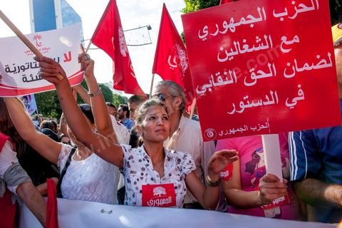 22 octobre 2012 : manifestations contre la violence des militants de Al Jouhlouri et Nida Tounes ensemble. Plus de 3000 personnes se sont rassemblées lundi sans incident à l'avenue Habib Bourguiba de Tunis pour dénoncer les violences politiques et une dérive autoritaire du pouvoir dominé par les islamistes, quelques jours après la mort d'un opposant politique. A l'apel de la troika de l'oppostion Nidaa Tounes, Al Jomhouri et Al Massar, les slogans criés dénoncent l’extrémisme et la violence politique, synonymes de terrorisme et de dictature et appellent à la dissolution des comités de protection de la Révolution, responsables, selon eux, de l’assassinat de Lotfi Nagdh, coordinateur de Nida Tounes à Tataouine, le 18 octobre. D’ailleurs, un portrait du disparu est brandi par les manifestants.
