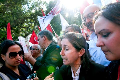 22 octobre 2012 : Maya Jribi. Plus de 3000 personnes se sont rassemblées lundi sans incident à l'avenue Habib Bourguiba de Tunis pour dénoncer les violences politiques et une dérive autoritaire du pouvoir dominé par les islamistes, quelques jours après la mort d'un opposant politique. A l'apel de la troika de l'oppostion Nidaa Tounes, Al Jomhouri et Al Massar, les slogans criés dénoncent l’extrémisme et la violence politique, synonymes de terrorisme et de dictature et appellent à la dissolution des comités de protection de la Révolution, responsables, selon eux, de l’assassinat de Lotfi Nagdh, coordinateur de Nida Tounes à Tataouine, le 18 octobre. D’ailleurs, un portrait du disparu est brandi par les manifestants.