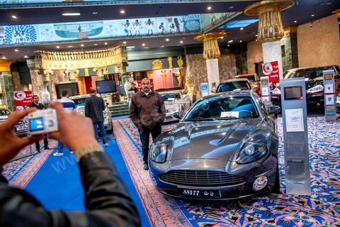 23 décembre 2012 : ouverture au public de la foire exposition des biens de la famille de l'ancien président Ben Ali mis en vente et aux enchères dans le casino au style égyptien de Gammarth, banlieue nord de Tunis. Voitures de luxes, Maybach, Mac Laren, Ferrari, Rolls Royce, Aston Martin, Lamborghini, Bijoux, Tableaux, tapis,  vétements, ...