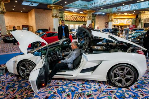 23 décembre 2012 : ouverture au public de la foire exposition des biens de la famille de l'ancien président Ben Ali mis en vente et aux enchères dans le casino au style égyptien de Gammarth, banlieue nord de Tunis. Voitures de luxes, Maybach, Mac Laren, Ferrari, Rolls Royce, Aston Martin, Lamborghini, Bijoux, Tableaux, tapis,  vétements, ...