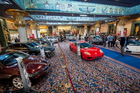 23 décembre 2012 : ouverture au public de la foire exposition des biens de la famille de l'ancien président Ben Ali mis en vente et aux enchères dans le casino au style égyptien de Gammarth, banlieue nord de Tunis. Voitures de luxes, Maybach, Mac Laren, Ferrari, Rolls Royce, Aston Martin, Lamborghini, Bijoux, Tableaux, tapis,  vétements, ...