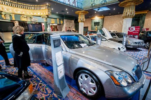 23 décembre 2012 : ouverture au public de la foire exposition des biens de la famille de l'ancien président Ben Ali mis en vente et aux enchères dans le casino au style égyptien de Gammarth, banlieue nord de Tunis. Voitures de luxes, Maybach, Mac Laren, Ferrari, Rolls Royce, Aston Martin, Lamborghini, Bijoux, Tableaux, tapis,  vétements, ...