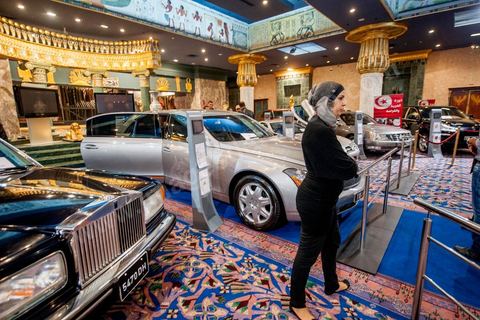 23 décembre 2012 : ouverture au public de la foire exposition des biens de la famille de l'ancien président Ben Ali mis en vente et aux enchères dans le casino au style égyptien de Gammarth, banlieue nord de Tunis. Voitures de luxes, Maybach, Mac Laren, Ferrari, Rolls Royce, Aston Martin, Lamborghini, Bijoux, Tableaux, tapis,  vétements, ...