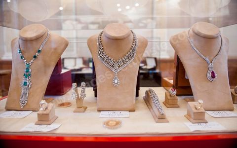 23 décembre 2012 : ouverture au public de la foire exposition des biens de la famille de l'ancien président Ben Ali mis en vente et aux enchères dans le casino au style égyptien de Gammarth, banlieue nord de Tunis. Voitures de luxes, Maybach, Mac Laren, Ferrari, Rolls Royce, Aston Martin, Lamborghini, Bijoux, Tableaux, tapis,  vétements, ...