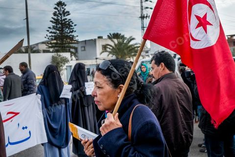 03 janvier 2013 : manifestant salafistes face aux démocrates devant le tribunal de la Manouba manifestation de soutien pendant le procès du doyen de la faculté accusé d'avoir frappé deux jeunes étuidiantes niqabées. Le verdict dans le procès du doyen de la Faculté des Lettres de la Manouba, Habib Kazdaghli, sera rendu le 17 janvier 2013, a décidé le Tribunal de première instance de la Manouba ce jeudi 3 janvier 2013.«Je suis serein et confiant que la magistrature me rendra justice», a déclaré aux médias Habib Kazdaghli en quittant la salle d’audience du Tribunal.