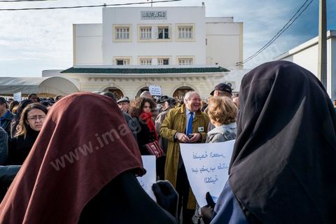 03 janvier 2013 : manifestant salafistes face aux démocrates devant le tribunal de la Manouba manifestation de soutien pendant le procès du doyen de la faculté accusé d'avoir frappé deux jeunes étuidiantes niqabées. Le verdict dans le procès du doyen de la Faculté des Lettres de la Manouba, Habib Kazdaghli, sera rendu le 17 janvier 2013, a décidé le Tribunal de première instance de la Manouba ce jeudi 3 janvier 2013.«Je suis serein et confiant que la magistrature me rendra justice», a déclaré aux médias Habib Kazdaghli en quittant la salle d’audience du Tribunal.