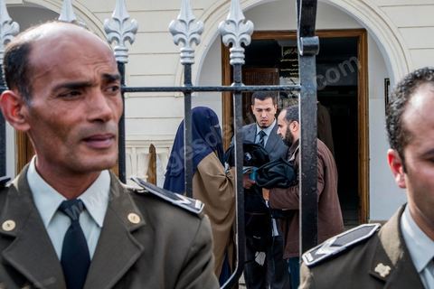 03 janvier 2013 : Avocat des salafistes et niqabé  devant le tribunal de la Manouba manifestation de soutien pendant le procès du doyen de la faculté accusé d'avoir frappé deux jeunes étuidiantes niqabées. Le verdict dans le procès du doyen de la Faculté des Lettres de la Manouba, Habib Kazdaghli, sera rendu le 17 janvier 2013, a décidé le Tribunal de première instance de la Manouba ce jeudi 3 janvier 2013.«Je suis serein et confiant que la magistrature me rendra justice», a déclaré aux médias Habib Kazdaghli en quittant la salle d’audience du Tribunal.