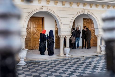 03 janvier 2013 : Devant le tribunal de la Manouba manifestation de soutien pendant le procès du doyen de la faculté accusé d'avoir frappé deux jeunes étuidiantes niqabées. Le verdict dans le procès du doyen de la Faculté des Lettres de la Manouba, Habib Kazdaghli, sera rendu le 17 janvier 2013, a décidé le Tribunal de première instance de la Manouba ce jeudi 3 janvier 2013.«Je suis serein et confiant que la magistrature me rendra justice», a déclaré aux médias Habib Kazdaghli en quittant la salle d’audience du Tribunal.