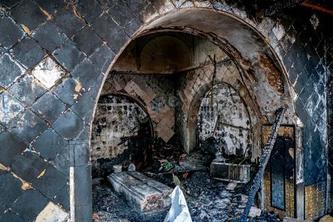 13 janvier : Intérieur du mausolée incendié avec les tombes au lendemain de l'incendie criminel du Mausolée de Sidi Bou Saïd El Béji au coeur du village touristique classé au patrimoine mondila de l'UNESCO.