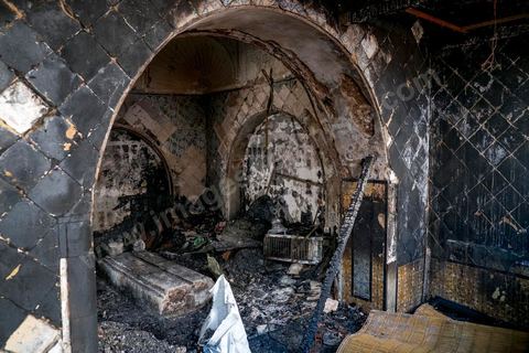 13 janvier : Intérieur du mausolée incendié avec les tombes au lendemain de l'incendie criminel du Mausolée de Sidi Bou Saïd El Béji au coeur du village touristique classé au patrimoine mondila de l'UNESCO.