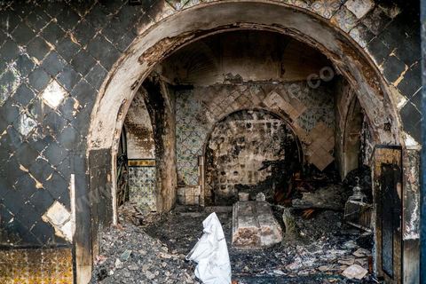 13 janvier : Intérieur du mausolée incendié avec les tombes au lendemain de l'incendie criminel du Mausolée de Sidi Bou Saïd El Béji au coeur du village touristique classé au patrimoine mondila de l'UNESCO.