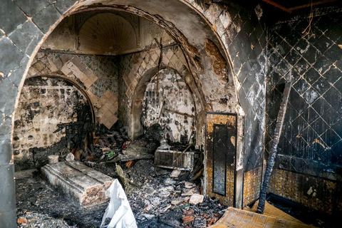 13 janvier : Intérieur du mausolée incendié avec les tombes au lendemain de l'incendie criminel du Mausolée de Sidi Bou Saïd El Béji au coeur du village touristique classé au patrimoine mondila de l'UNESCO.