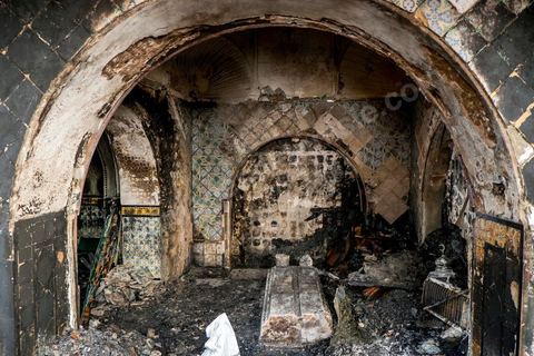 13 janvier : Intérieur du mausolée incendié avec les tombes au lendemain de l'incendie criminel du Mausolée de Sidi Bou Saïd El Béji au coeur du village touristique classé au patrimoine mondila de l'UNESCO.