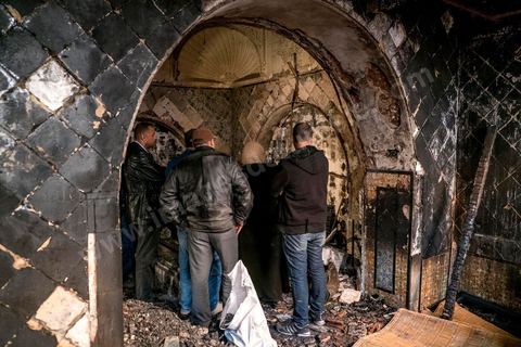 13 janvier : Intérieur du mausolée au lendemain de l'incendie criminel du Mausolée de Sidi Bou Saïd El Béji au coeur du village touristique classé au patrimoine mondila de l'UNESCO.
