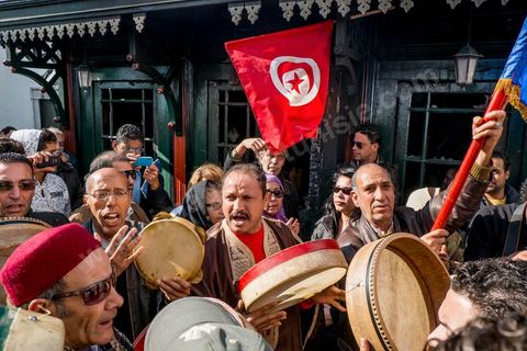 13 janvier : la troupe traditionnelle de la Khadra comémorant chaque année ce mausolée venue se recueillir et chanter devant le mausolée incendié au lendemain de l'incendie criminel du Mausolée de Sidi Bou Saïd El Béji au coeur du village touristique classé au patrimoine mondila de l'UNESCO.