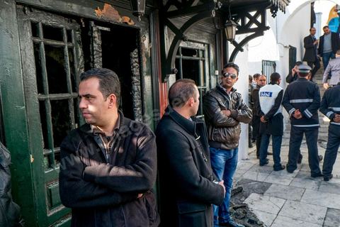 13 janvier : au lendemain de l'incendie criminel du Mausolée de Sidi Bou Saïd El Béji au coeur du village touristique classé au patrimoine mondila de l'UNESCO.