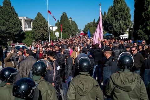 13 janvier : un groupe de 300 personnes tentent de rejoindre le Palais Présidentiel de Carthage, une délégation sera reçue par le Président Marzouki au lendemain de l'incendie criminel du Mausolée de Sidi Bou Saïd El Béji au coeur du village touristique classé au patrimoine mondila de l'UNESCO.