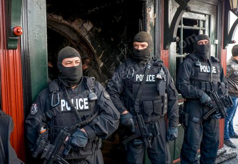 13 janvier : les policiers de la BAT devant le mausolée lors d ela visite du Ministre de l'Intérieur au lendemain de l'incendie criminel du Mausolée de Sidi Bou Saïd El Béji au coeur du village touristique classé au patrimoine mondila de l'UNESCO.