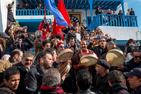 13 janvier : la troupe traditionnelle de la Khadra comémorant chaque année ce mausolée défile dasn les rues de Sidi Bou Saïd au lendemain de l'incendie criminel du Mausolée de Sidi Bou Saïd El Béji au coeur du village touristique classé au patrimoine mondila de l'UNESCO.