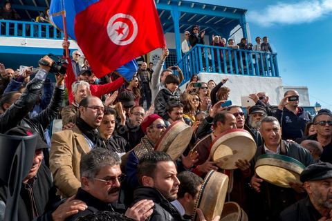 13 janvier : la troupe traditionnelle de la Khadra comémorant chaque année ce mausolée défile dasn les rues de Sidi Bou Saïd au lendemain de l'incendie criminel du Mausolée de Sidi Bou Saïd El Béji au coeur du village touristique classé au patrimoine mondila de l'UNESCO.
