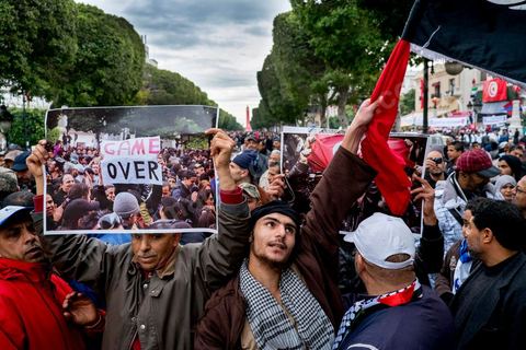 14 janvier 2013 : des militants des LPR (Ligue de Protection de la Révolution) souvent associé à des milices du parti Ennahdha sont venus de bonnes heures pour tenter de perturber les manifestations des progressistes. Entre l'avenue Habib Bourguiba et la place du 14 janvier, les tunisiens sont venus commémorer, dans une ambiance politique tendue, le deuxième anniversaire d ela Révolution marqué en 2011 par la fuite de l'ancien président Ben Ali.