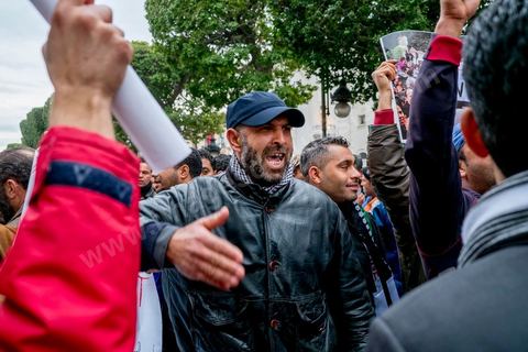 14 janvier 2013 : des militants des LPR (Ligue de Protection de la Révolution) souvent associé à des milices du parti Ennahdha sont venus de bonnes heures pour tenter de perturber les manifestations des progressistes. Entre l'avenue Habib Bourguiba et la place du 14 janvier, les tunisiens sont venus commémorer, dans une ambiance politique tendue, le deuxième anniversaire d ela Révolution marqué en 2011 par la fuite de l'ancien président Ben Ali.