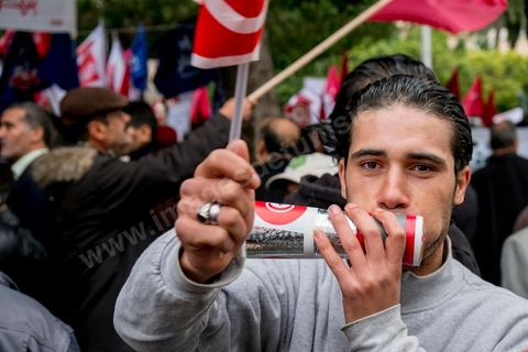 14 janvier 2013 : Le vuvuzela tunisien. Entre l'avenue Habib Bourguiba et la place du 14 janvier, les tunisiens sont venus commémorer, dans une ambiance politique tendue, le deuxième anniversaire d ela Révolution marqué en 2011 par la fuite de l'ancien président Ben Ali.