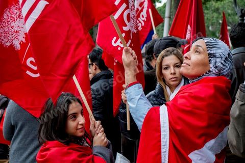 14 janvier 2013 : Militants du parti Al Joumhouri (Parti Républicain). Entre l'avenue Habib Bourguiba et la place du 14 janvier, les tunisiens sont venus commémorer, dans une ambiance politique tendue, le deuxième anniversaire d ela Révolution marqué en 2011 par la fuite de l'ancien président Ben Ali.