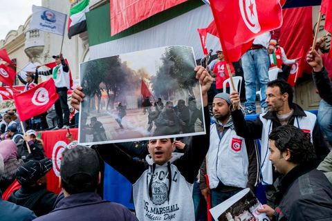 14 janvier 2013 : devant le théâtre, le parti Ennahdha a installé un podium et attirent ses militants de toutes tendances islamistes. Entre l'avenue Habib Bourguiba et la place du 14 janvier, les tunisiens sont venus commémorer, dans une ambiance politique tendue, le deuxième anniversaire d ela Révolution marqué en 2011 par la fuite de l'ancien président Ben Ali.