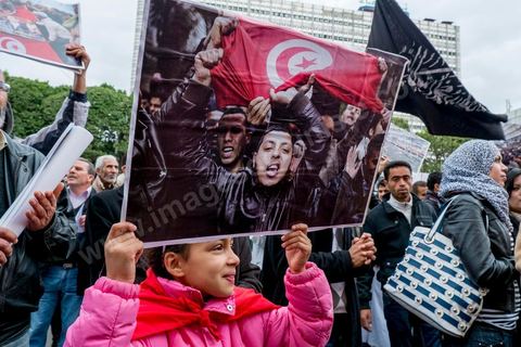 14 janvier 2013 : devant le théâtre, le parti Ennahdha a installé un podium et attirent ses militants de toutes tendances islamistes. Entre l'avenue Habib Bourguiba et la place du 14 janvier, les tunisiens sont venus commémorer, dans une ambiance politique tendue, le deuxième anniversaire d ela Révolution marqué en 2011 par la fuite de l'ancien président Ben Ali.