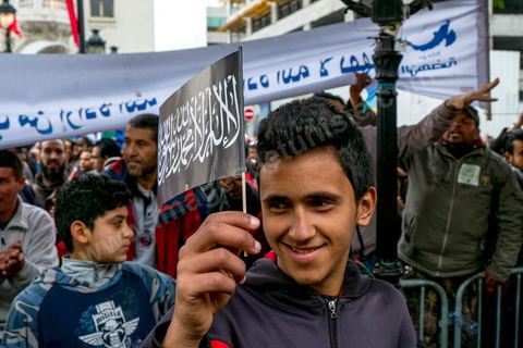 14 janvier 2013 : Militants d'Ennahdha venu siffler le défilé des partis progressistes. Entre l'avenue Habib Bourguiba et la place du 14 janvier, les tunisiens sont venus commémorer, dans une ambiance politique tendue, le deuxième anniversaire d ela Révolution marqué en 2011 par la fuite de l'ancien président Ben Ali.