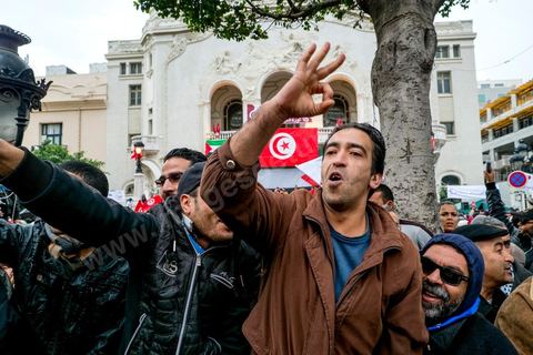 14 janvier 2013 : Militants d'Ennahdha venu siffler le défilé des partis progressistes. Entre l'avenue Habib Bourguiba et la place du 14 janvier, les tunisiens sont venus commémorer, dans une ambiance politique tendue, le deuxième anniversaire d ela Révolution marqué en 2011 par la fuite de l'ancien président Ben Ali.