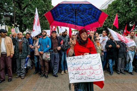 14 janvier 2013 : t^éte du cortège des manifestants des partis progressistes sur l'avenue. Entre l'avenue Habib Bourguiba et la place du 14 janvier, les tunisiens sont venus commémorer, dans une ambiance politique tendue, le deuxième anniversaire d ela Révolution marqué en 2011 par la fuite de l'ancien président Ben Ali.
