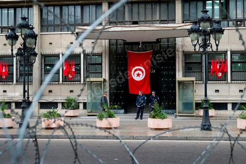 14 janvier 2013 : façade du ministère de l'Intérieur qui était en 2011 la cible des manifestants. Entre l'avenue Habib Bourguiba et la place du 14 janvier, les tunisiens sont venus commémorer, dans une ambiance politique tendue, le deuxième anniversaire d ela Révolution marqué en 2011 par la fuite de l'ancien président Ben Ali.