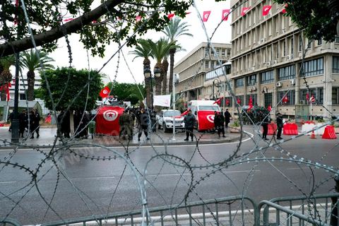 14 janvier 2013 : façade du ministère de l'Intérieur qui était en 2011 la cible des manifestants. Entre l'avenue Habib Bourguiba et la place du 14 janvier, les tunisiens sont venus commémorer, dans une ambiance politique tendue, le deuxième anniversaire d ela Révolution marqué en 2011 par la fuite de l'ancien président Ben Ali.
