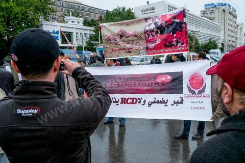 14 janvier 2013 : Banderole des participants des LPR (ici celel de Karouan), c'est fameuse ligues considérées comme étant les milices du parti islamistes au pouvoir Ennahdha. Entre l'avenue Habib Bourguiba et la place du 14 janvier, les tunisiens sont venus commémorer, dans une ambiance politique tendue, le deuxième anniversaire d ela Révolution marqué en 2011 par la fuite de l'ancien président Ben Ali.