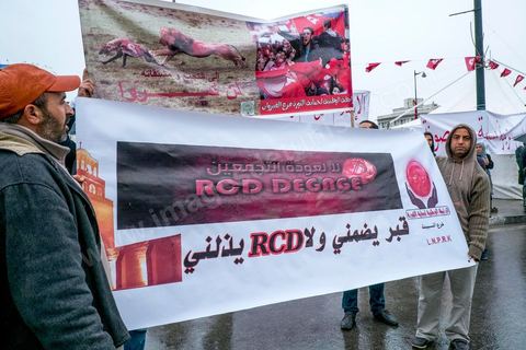 14 janvier 2013 : Banderole des participants des LPR (ici celel de Karouan), c'est fameuse ligues considérées comme étant les milices du parti islamistes au pouvoir Ennahdha. Entre l'avenue Habib Bourguiba et la place du 14 janvier, les tunisiens sont venus commémorer, dans une ambiance politique tendue, le deuxième anniversaire d ela Révolution marqué en 2011 par la fuite de l'ancien président Ben Ali.