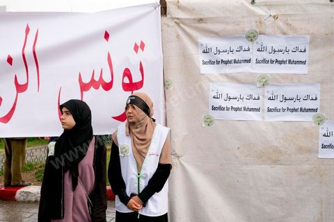 14 janvier 2013 : Stand des associations islamiques à la place du 14 janvier. Entre l'avenue Habib Bourguiba et la place du 14 janvier, les tunisiens sont venus commémorer, dans une ambiance politique tendue, le deuxième anniversaire d ela Révolution marqué en 2011 par la fuite de l'ancien président Ben Ali.