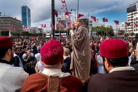 14 janvier 2013 : les associations islamistes ont investi la place du 14 janvier en proposant toute la journée des chants coraniques et des prêches religieux et politiques, au micro Habib Ellouze, député du parti Ennahdha. entre l'avenue Habib Bourguiba et la place du 14 janvier, les tunisiens sont venus commémorer, dans une ambiance politique tendue, le deuxième anniversaire d ela Révolution marqué en 2011 par la fuite de l'ancien président Ben Ali.