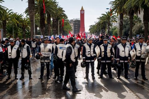 14 janvier 2013 : La police a canalisé toute la journée les manifestations politiques évitant ainsi des affrontements entre les ilsmaistes et progressistes. Entre l'avenue Habib Bourguiba et la place du 14 janvier, les tunisiens sont venus commémorer, dans une ambiance politique tendue, le deuxième anniversaire d ela Révolution marqué en 2011 par la fuite de l'ancien président Ben Ali.
