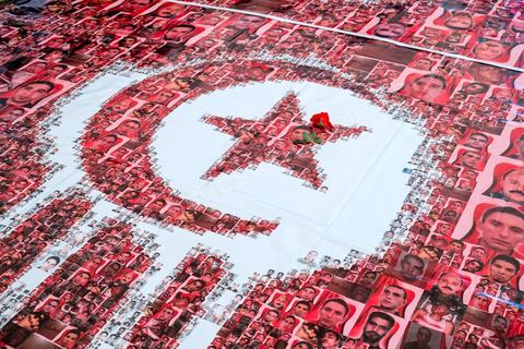 14 janvier 2013 : Un stand fut installé sur l'avenue pour commémorer les martyrs de la révolution de 2011 et de 2008. Entre l'avenue Habib Bourguiba et la place du 14 janvier, les tunisiens sont venus commémorer, dans une ambiance politique tendue, le deuxième anniversaire d ela Révolution marqué en 2011 par la fuite de l'ancien président Ben Ali.