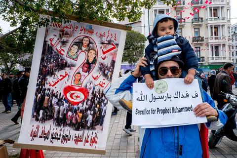 14 janvier 2013 : Entre l'avenue Habib Bourguiba et la place du 14 janvier, les tunisiens sont venus commémorer, dans une ambiance politique tendue, le deuxième anniversaire d ela Révolution marqué en 2011 par la fuite de l'ancien président Ben Ali.