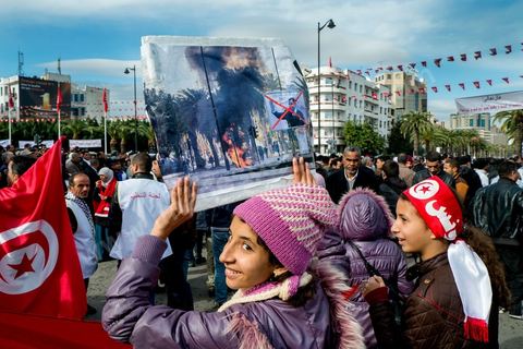 14 janvier 2013 : Entre l'avenue Habib Bourguiba et la place du 14 janvier, les tunisiens sont venus commémorer, dans une ambiance politique tendue, le deuxième anniversaire d ela Révolution marqué en 2011 par la fuite de l'ancien président Ben Ali.