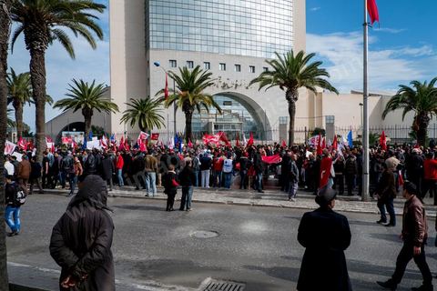 14 janvier 2013 : Devant l'ancien siège du RCD parti de l'ancien président Ben Ali. Entre l'avenue Habib Bourguiba et la place du 14 janvier, les tunisiens sont venus commémorer, dans une ambiance politique tendue, le deuxième anniversaire d ela Révolution marqué en 2011 par la fuite de l'ancien président Ben Ali.