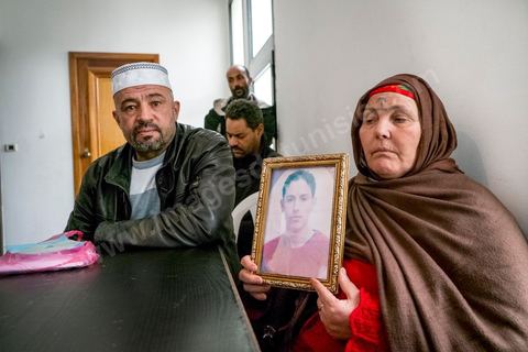 17 janvier : au bureau de la Ligue des Droits de l'Homme à Tunis, des familles de jeunes migrants partis vers les côtes italiennes en bateau clandestins et disparus en mer viennent pour réclamer une enquête.